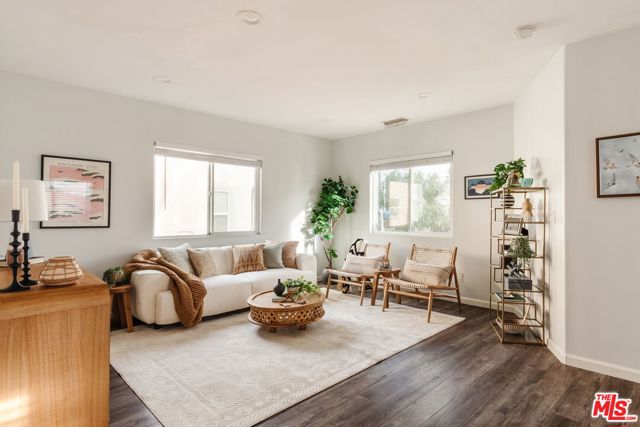 4427 Alumni Avenue, Los Angeles CA: https://media.crmls.org/mediaz/e4f1026f-e741-4577-a1eb-fa37690c634c.jpg