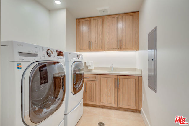 17325 Castellammare Drive, Pacific Palisades CA: https://media.crmls.org/mediaz/e4f122c9-6fd3-4486-8017-db5694b87938.jpg