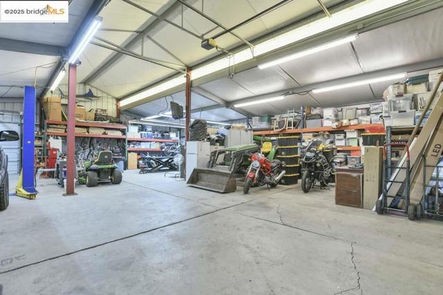 9050 Deer Valley Rd, Brentwood CA: https://media.crmls.org/mediaz/e4f14c97-7106-4906-a9f1-9a6823713aad.jpg