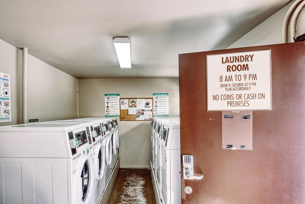 https://media.crmls.org/mediaz/e4f2c6eb-2e5b-45d6-9786-8d2884de52a2.jpg?preset=X-Large