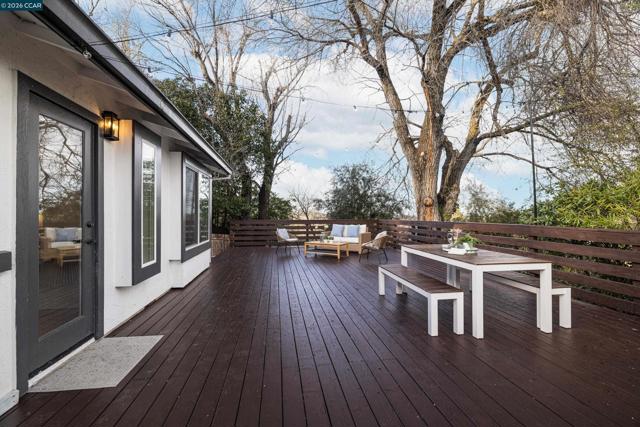 2080 Essenay Ave, Walnut Creek CA: https://media.crmls.org/mediaz/e4f321c8-4b81-4204-989c-9ca0c04c0862.jpg