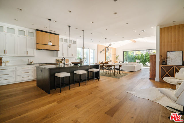 5328 Allott Avenue, Sherman Oaks CA: https://media.crmls.org/mediaz/e4f3a11d-c397-436f-855f-e867b39017c3.jpg