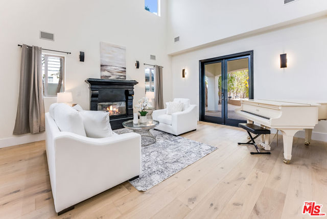 23123 Oxnard Street photo 3
