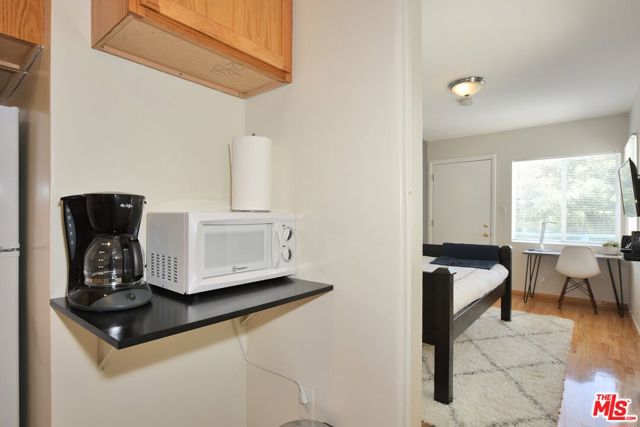 16 Clubhouse Avenue, Venice CA: https://media.crmls.org/mediaz/e4f3d618-688c-4172-9f14-038e70ec76d4.jpg
