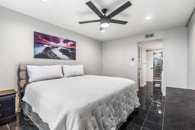 1050 E Ramon Road, Palm Springs CA: https://media.crmls.org/mediaz/e4f4c23e-2fa1-401e-94e5-97d6f4e6137e.jpg