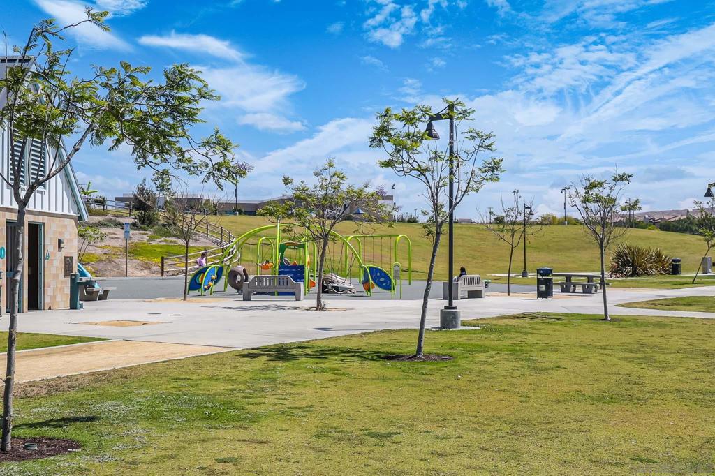 https://media.crmls.org/mediaz/e4f50597-1ead-4371-aa5d-a1d433295cfd.jpg?preset=X-Large