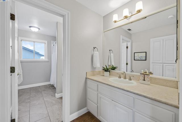 7872 Meadowbrook Ct, Pleasanton CA: https://media.crmls.org/mediaz/e4f6f856-67eb-4770-8057-9322fd9b2b6d.jpg