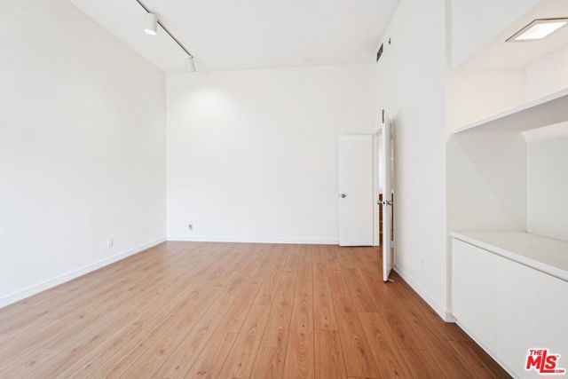 13065 Mindanao Way, Marina del Rey CA: https://media.crmls.org/mediaz/e4f76db7-8c10-4129-801f-b562ee745351.jpg