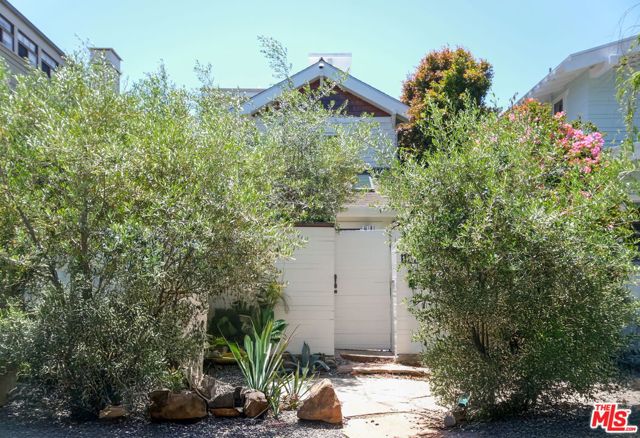 1210 Cabrillo Avenue, Venice CA: https://media.crmls.org/mediaz/e4f7a901-cc15-4a35-aaf4-08133738c3c9.jpg