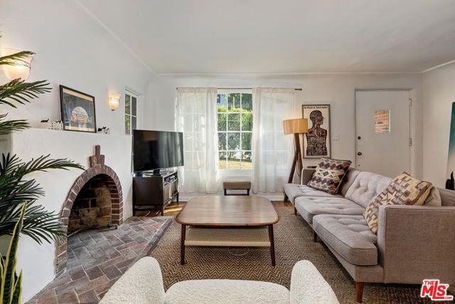 3484 Oak Glen Drive, Los Angeles CA: https://media.crmls.org/mediaz/e4f8192a-6cfd-4f05-9521-b979a8679a39.jpg