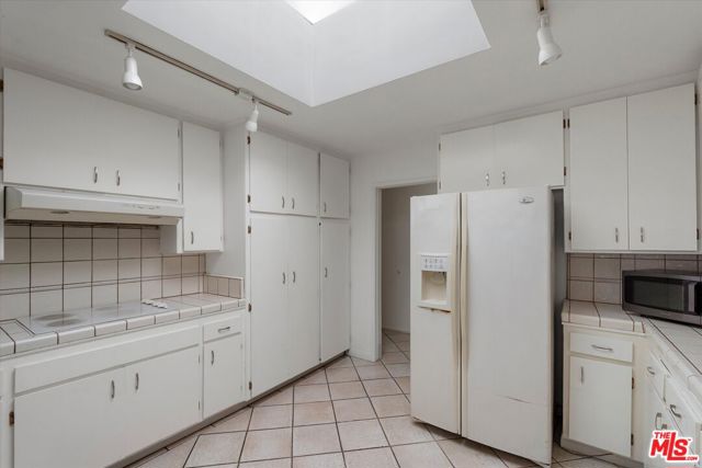 5376 Fairview Boulevard, Los Angeles CA: https://media.crmls.org/mediaz/e4f83b33-1b48-42cf-869b-b832598a03cc.jpg