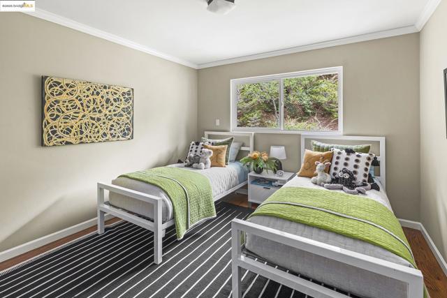 21 Maggiora Ct, Oakland CA: https://media.crmls.org/mediaz/e4f8b338-4af5-4663-8e83-018f1880ccdb.jpg