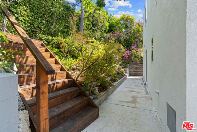 631 Pier Avenue, Santa Monica CA: https://media.crmls.org/mediaz/e4f8bf5c-a8e3-44b8-b648-c2ecbc183cac.jpg