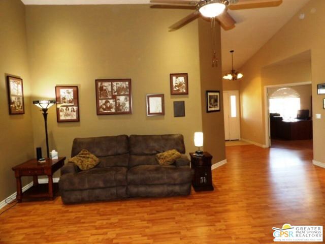 6950 Oak View Court, Oak Hills CA: https://media.crmls.org/mediaz/e4f91372-389d-4591-a73f-945f06ea6401.jpg
