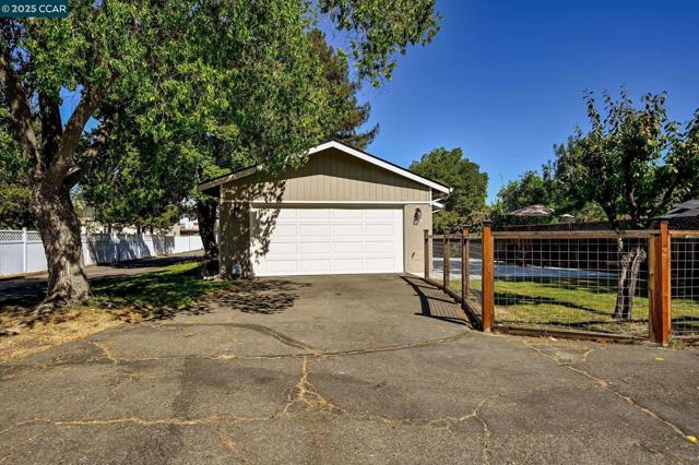 1933 Oak Park Blvd, Pleasant Hill CA: https://media.crmls.org/mediaz/e4f9b87b-651a-461c-b5d8-514bfac81c15.jpg