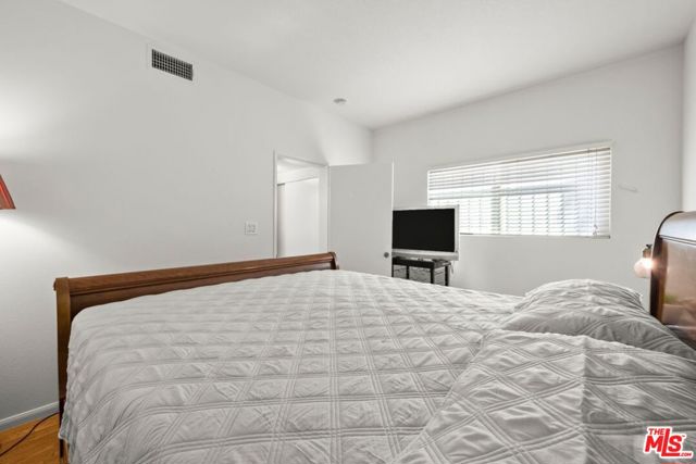5840 Etiwanda Avenue, Tarzana CA: https://media.crmls.org/mediaz/e4f9cd73-4e83-415f-bce8-0a230eb3eef4.jpg