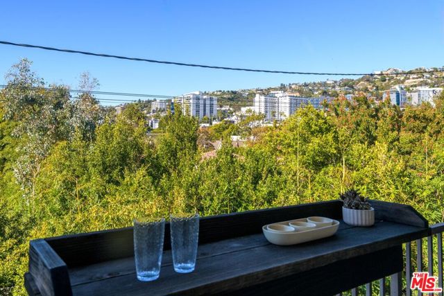 949 N Kings Road, West Hollywood CA: https://media.crmls.org/mediaz/e4f9f5ae-f01f-430c-a66d-1f0b46917eed.jpg