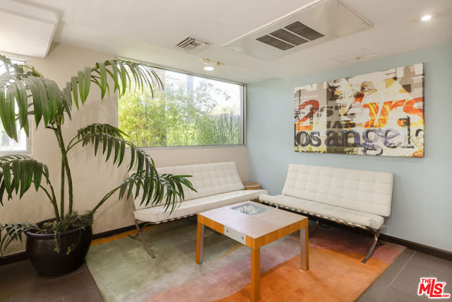 4702 Fulton Avenue, Sherman Oaks CA: https://media.crmls.org/mediaz/e4fa26a5-d5d9-4b33-8e5d-2773eb706f55.jpg