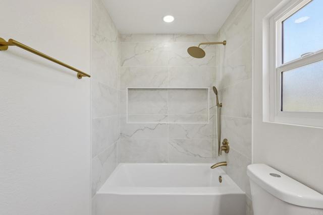 5471 Papagallo Drive, Oceanside CA: https://media.crmls.org/mediaz/e4fad364-ca82-4c96-9f6e-d240af6bba52.jpg