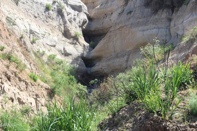 17000 South Mountain Road, Santa Paula CA: https://media.crmls.org/mediaz/e4fc241d-5e25-4788-8e1d-ce51343c966d.jpg