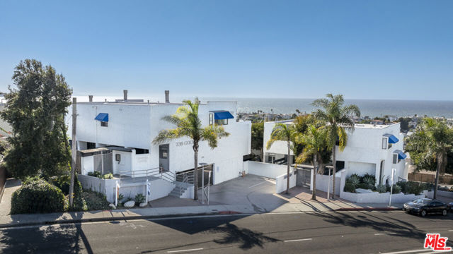 736 Gould Avenue, Hermosa Beach, California 90254, 3 Bedrooms Bedrooms, ,2 BathroomsBathrooms,Condominium,For Sale,Gould,24458361