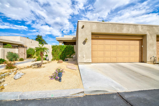 72516 Sandstone Lane, Palm Desert CA: https://media.crmls.org/mediaz/e4fdbdbe-8081-4d48-99f7-607486e7e7ef.jpg