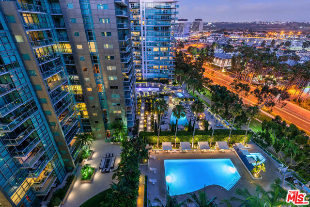 13700 Marina Pointe Drive, Marina del Rey CA: https://media.crmls.org/mediaz/e4fe0c7a-c2c0-474d-a103-bf2d6c05cc55.jpg