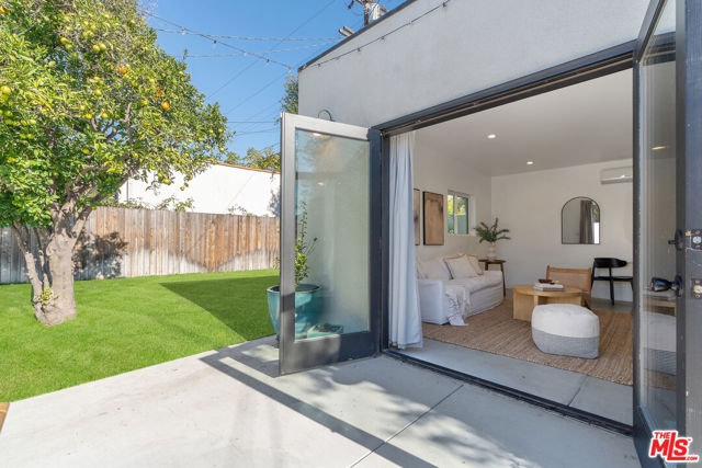 1280 S Sycamore Avenue, Los Angeles CA: https://media.crmls.org/mediaz/e4fe1a35-97b0-4fb0-ae14-9e3fa770d143.jpg