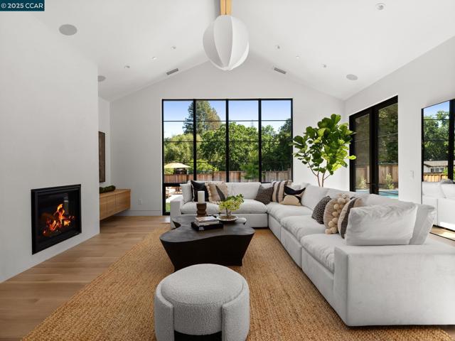 3364 Las Huertas Rd, Lafayette CA: https://media.crmls.org/mediaz/e4febccd-9931-4e74-9cb8-a4d28f6f24d1.jpg