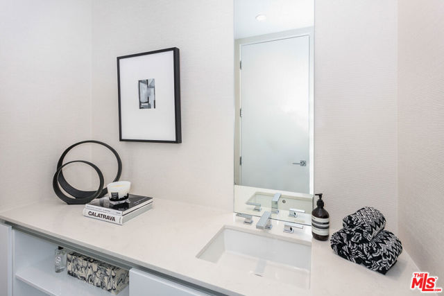 460 N Palm Drive, Beverly Hills CA: https://media.crmls.org/mediaz/e4febd3b-c2ca-414a-85a5-16b6330e7c59.jpg