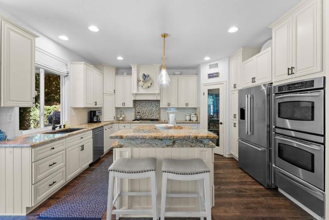 5158 Steinbeck Ct, Carlsbad CA: https://media.crmls.org/mediaz/e5006ce5-4946-48eb-bcb5-b7d63970b8e6.jpg