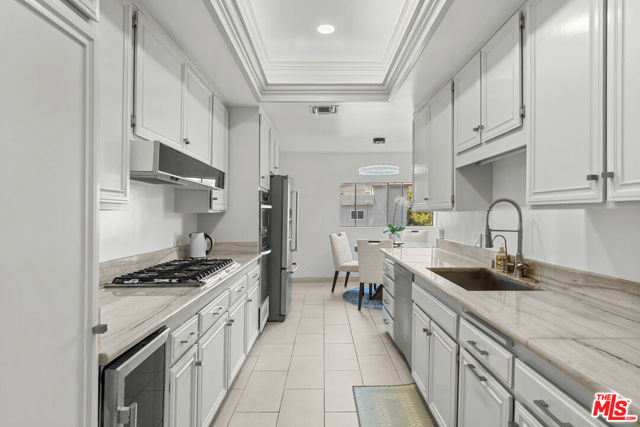 1506 S Bentley Avenue, Los Angeles CA: https://media.crmls.org/mediaz/e500a8f1-c01f-44b5-97d3-7b53c6d896dc.jpg