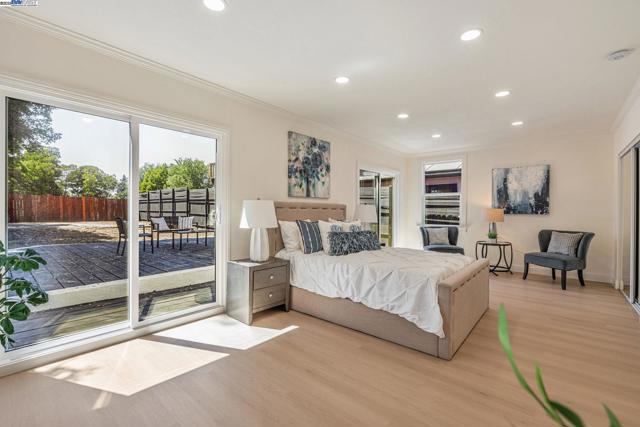6927 Sunkist Dr, Oakland CA: https://media.crmls.org/mediaz/e5017ae3-0e98-4181-8d26-35c9dd153a93.jpg