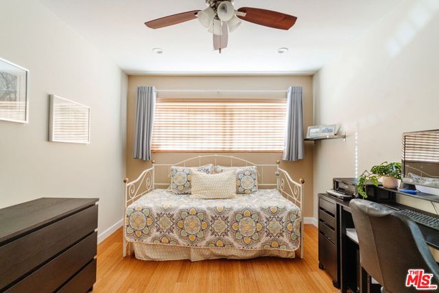 4837 Round Top Drive, Los Angeles CA: https://media.crmls.org/mediaz/e5018f4b-b94f-4734-9914-55325b75f8bf.jpg