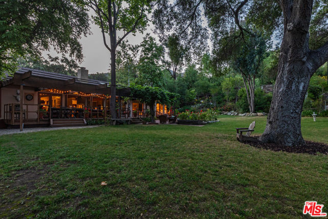 1064 Meadows End Drive, Calabasas CA: https://media.crmls.org/mediaz/e501ee63-7e1c-4c5e-9c86-9da14d0baf67.jpg