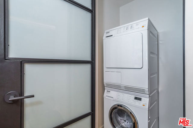 1100 Alta Loma Road, West Hollywood CA: https://media.crmls.org/mediaz/e50352ad-1c0b-47d4-bdb6-1f07f1445d8d.jpg