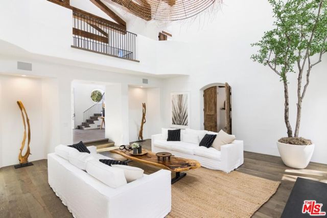 27405 Pacific Coast Highway, Malibu CA: https://media.crmls.org/mediaz/e50422d9-5be8-41fd-9204-b6a6c033c8a9.jpg