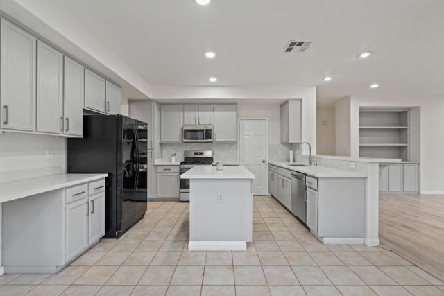 1697 Via Milano Drive, Gustine CA: https://media.crmls.org/mediaz/e5047e55-dfb8-4cb2-9f1f-9d5b80d5a76c.jpg