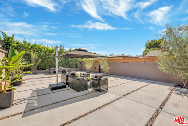 2960 LAKERIDGE Drive, Los Angeles CA: https://media.crmls.org/mediaz/e50536d9-e5a5-4abd-97a7-1b1401958f22.jpg