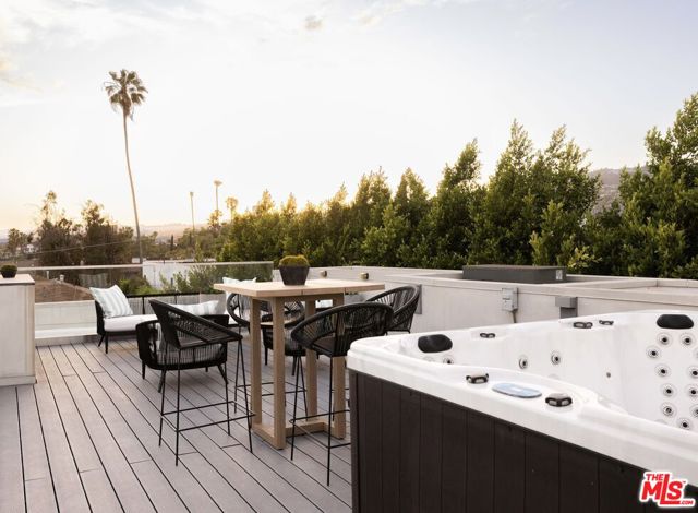 633 N Crescent Heights Boulevard, Los Angeles CA: https://media.crmls.org/mediaz/e5056593-af69-4da6-a2a5-c1b5db0b01b5.jpg