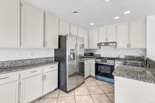 Detail Gallery Image 14 of 31 For 1374 Serena Circle #1,  Chula Vista,  CA 91910 - 3 Beds | 2/1 Baths