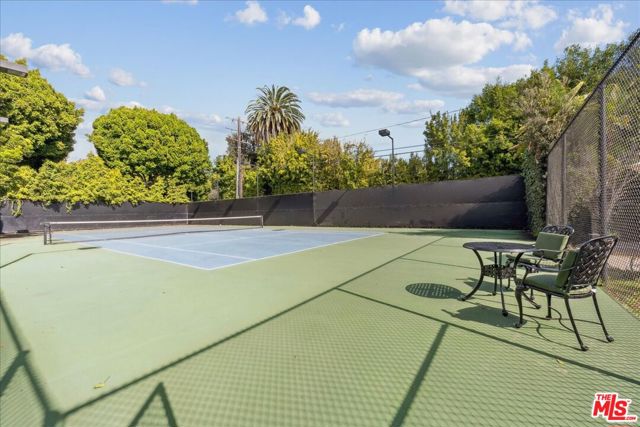 814 Foothill Road, Beverly Hills CA: https://media.crmls.org/mediaz/e506960e-30e3-45d8-afba-187885cac871.jpg