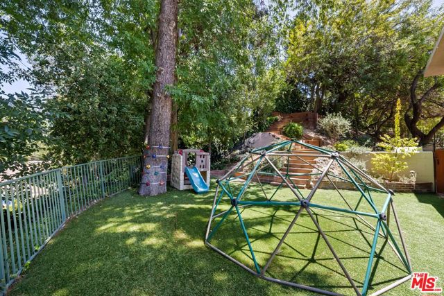 16241 W Meadow Ridge Way, Encino CA: https://media.crmls.org/mediaz/e506cc36-108a-4781-b6da-7352ff922952.jpg