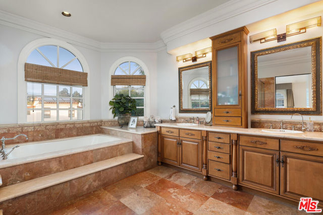 327 22nd Street, Santa Monica CA: https://media.crmls.org/mediaz/e5074408-ff53-4f74-a41d-01e7298f9ca4.jpg