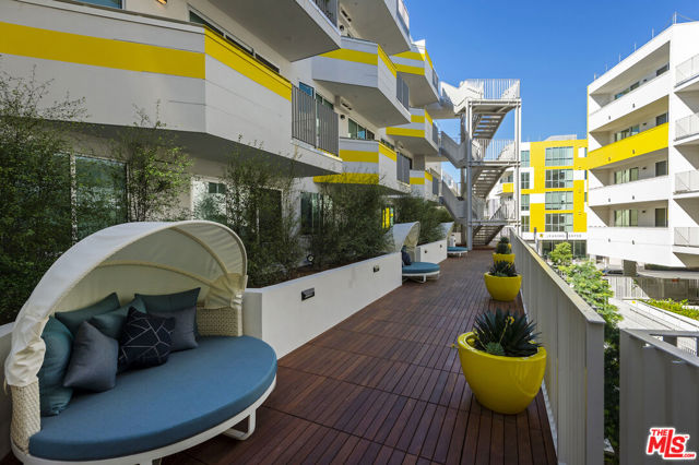 2929 pennsylvania Avenue, Santa Monica CA: https://media.crmls.org/mediaz/e5085ac1-4f44-485a-bac6-332c42ac0218.jpg