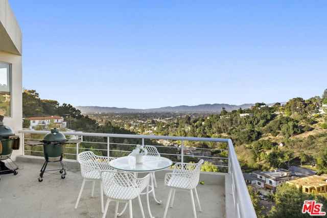 3670 Avenida Del Sol, Studio City CA: https://media.crmls.org/mediaz/e50909cf-da0f-4601-b776-24989251ef88.jpg