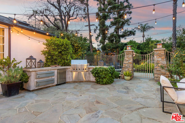 10155 Valley Spring Lane, Toluca Lake CA: https://media.crmls.org/mediaz/e50948c4-93b5-4815-acd9-cec5864f8ad9.jpg