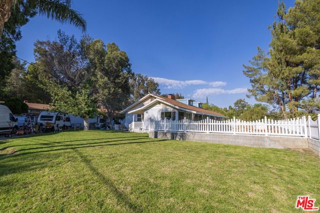 27933 Magic Mountain Lane, Canyon Country CA: https://media.crmls.org/mediaz/e50bc76e-f546-4c58-9d71-5f969d59cabe.jpg