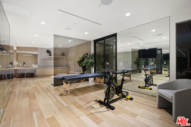 1731 Summitridge Drive, Beverly Hills CA: https://media.crmls.org/mediaz/e50c4e04-c278-4b09-b178-1e9b36cd969b.jpg