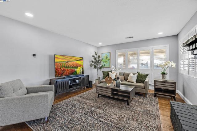 Image 5 of 38 For 36304 Magellan Dr